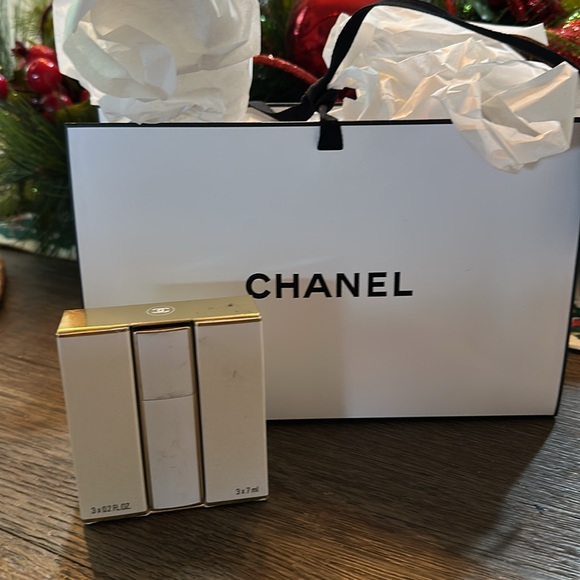 Empty bottles of  with bag CHANEL Coco Mademoiselle Travel Set - Gold and White - Picture 6 of 6